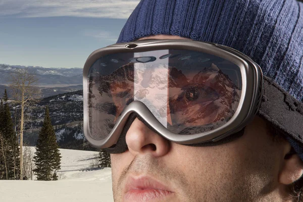 Sciatore alla ricerca di una montagna innevata . — Foto Stock