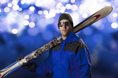 Kayakçı Kayak Takımı tutan