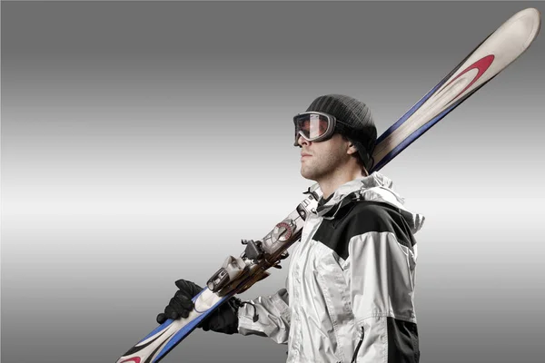 Skieur tenant une paire de skis — Photo