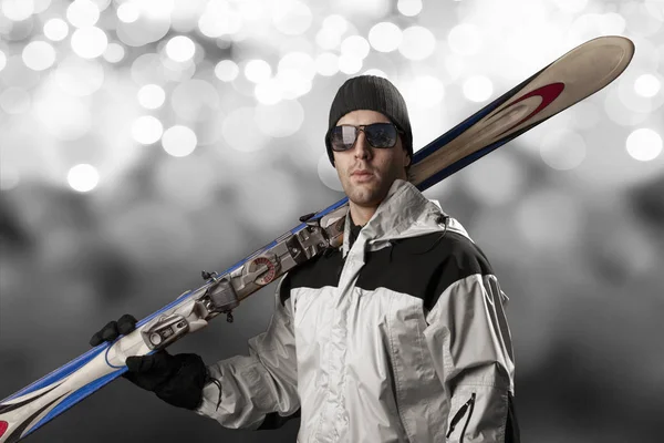 Лыжник с парой лыж — стоковое фото