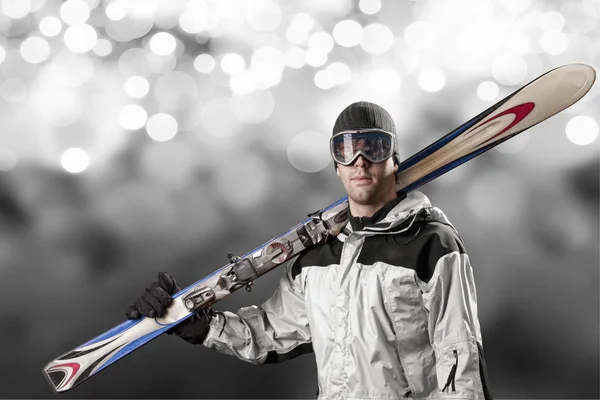 Esquiador sosteniendo un par de esquís —  Fotos de Stock