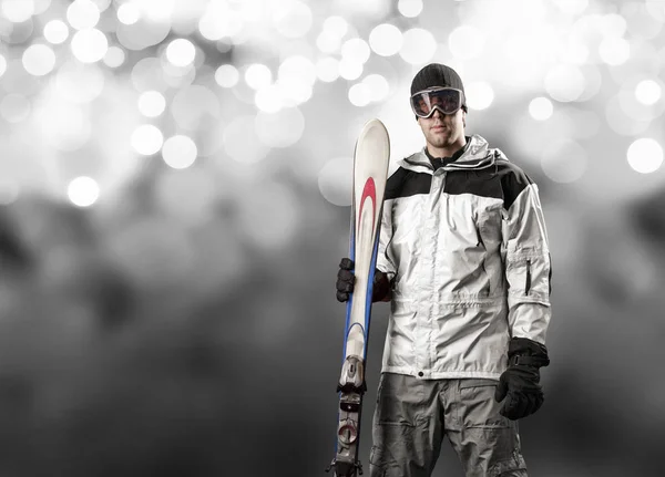 Esquiador segurando um par de esquis — Fotografia de Stock