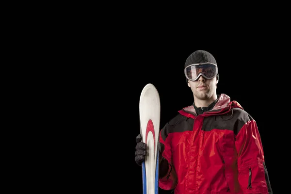 Skier deține o pereche de schiuri — Fotografie, imagine de stoc