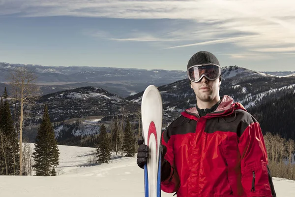 Skiër houden een paar ski 's — Stockfoto