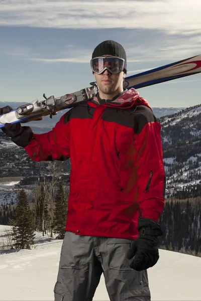 Skiër houden een paar ski 's — Stockfoto
