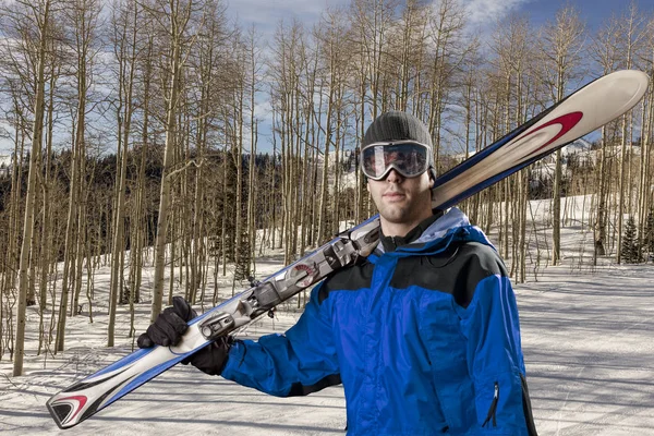 Sciatore con in mano un paio di sci — Foto Stock