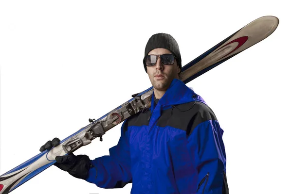 Skifahrer mit einem Paar Skier — Stockfoto