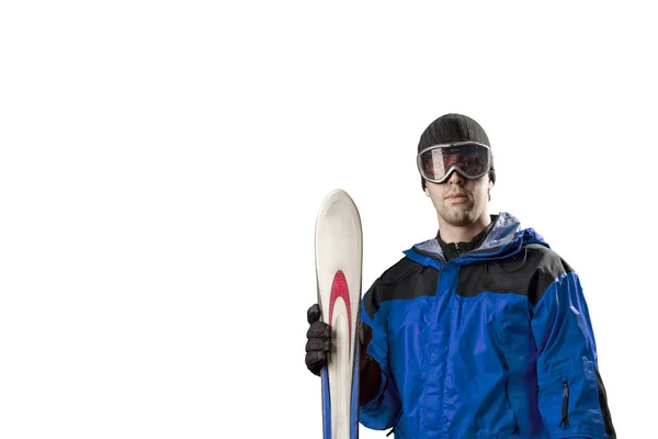 Σκιέρ κρατώντας ένα ζευγάρι πέδιλα του σκι — Φωτογραφία Αρχείου