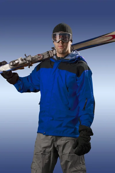 Esquiador sosteniendo un par de esquís —  Fotos de Stock
