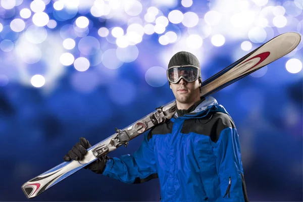 Skifahrer mit einem Paar Skier — Stockfoto