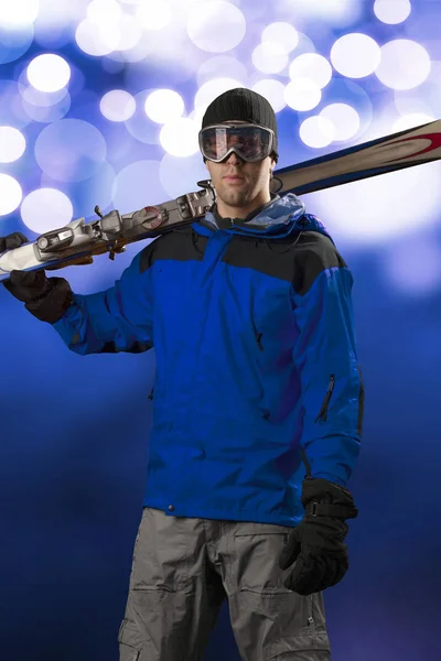 Sciatore con in mano un paio di sci — Foto Stock