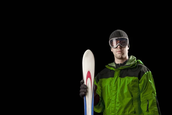 Σκιέρ κρατώντας ένα ζευγάρι πέδιλα του σκι — Φωτογραφία Αρχείου