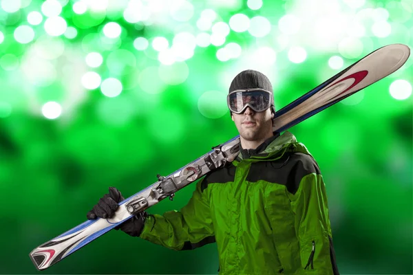 Skifahrer mit einem Paar Skier — Stockfoto