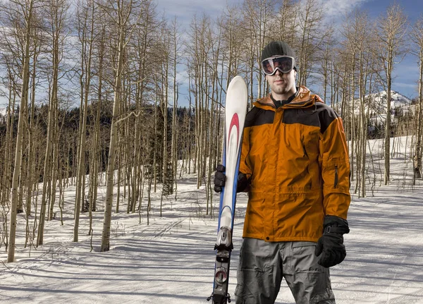 スキーヤーのスキーのペアを保持しています。 — ストック写真