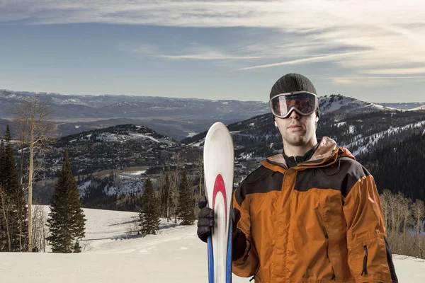 Skiër houden een paar ski 's — Stockfoto