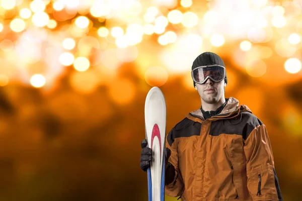 Skifahrer mit einem Paar Skier — Stockfoto