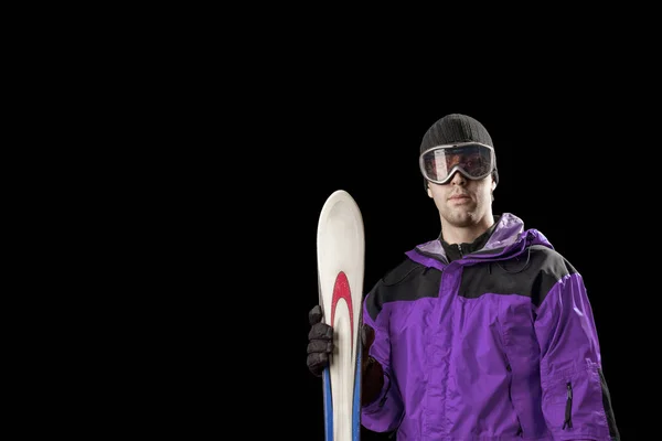 Skieur tenant une paire de skis — Photo