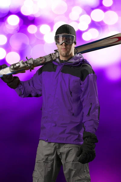 Skifahrer mit einem Paar Skier — Stockfoto