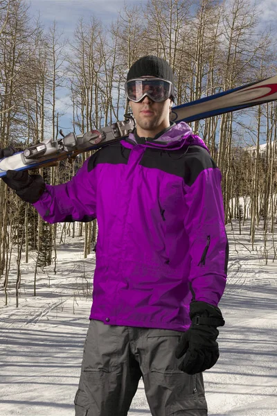 スキーヤーのスキーのペアを保持しています。 — ストック写真