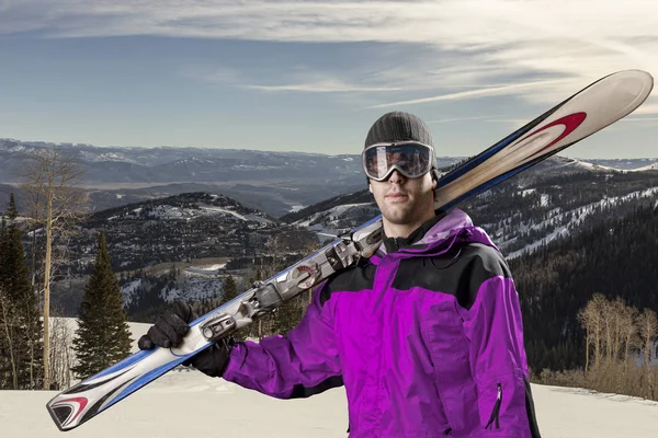 Skiër houden een paar ski 's — Stockfoto