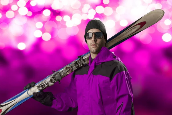 Skifahrer mit einem Paar Skier — Stockfoto