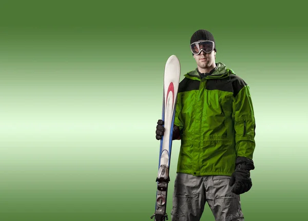 スキーヤーのスキーのペアを保持しています。 ロイヤリティフリーのストック写真