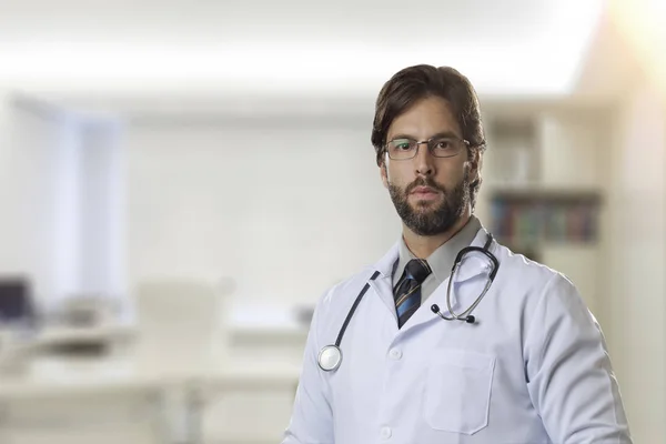 Médico masculino en su consultorio —  Fotos de Stock