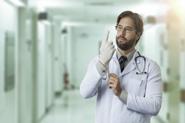 Médico masculino en su consultorio —  Fotos de Stock