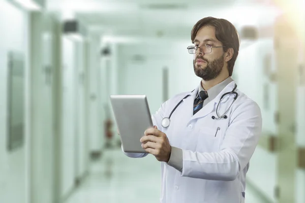 Médico masculino en su consultorio — Foto de Stock