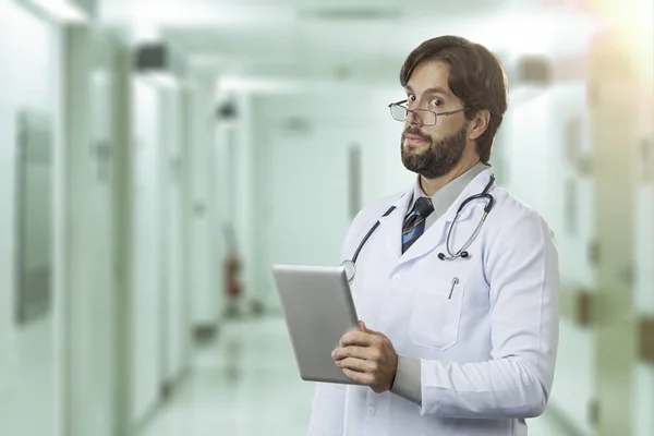 Médico masculino en su consultorio — Foto de Stock