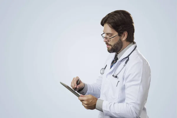 Médico masculino en su consultorio — Foto de Stock