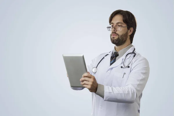 Médico masculino em seu escritório — Fotografia de Stock