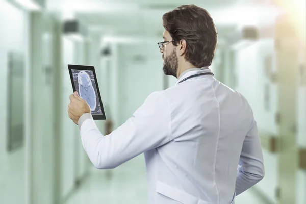 Médico masculino en su consultorio — Foto de Stock