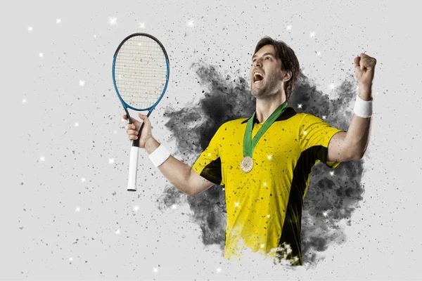 Duman bir patlama dışarı geliyor tenis oyuncusu .