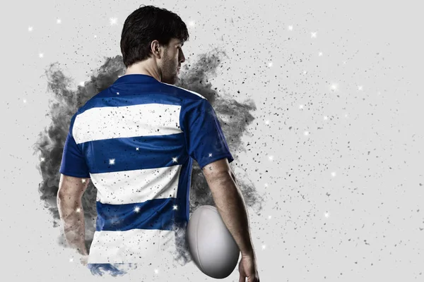 Giocatore di rugby che esce da un'esplosione di fumo . — Foto Stock