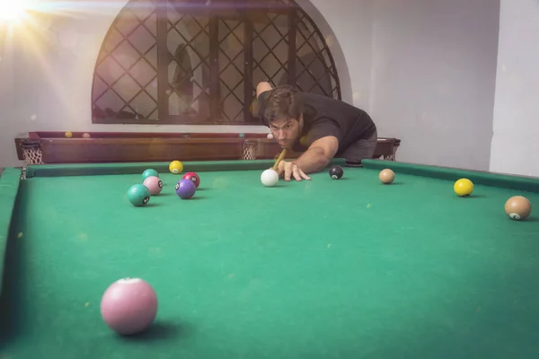 Man playing billiards in a pool table. — Stock Photo, Image