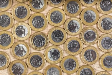 Ahşap bir masa üzerinde birkaç 1 gerçek paralar