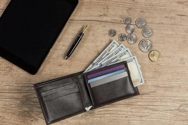 100 dolarlık Bono üzerinde ahşap bir masa ile cüzdan