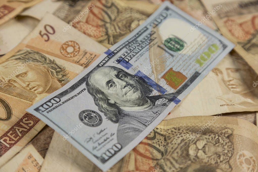 Nota De 100 D lares Em Cima De Notas De R 50 Stock Photo reais
