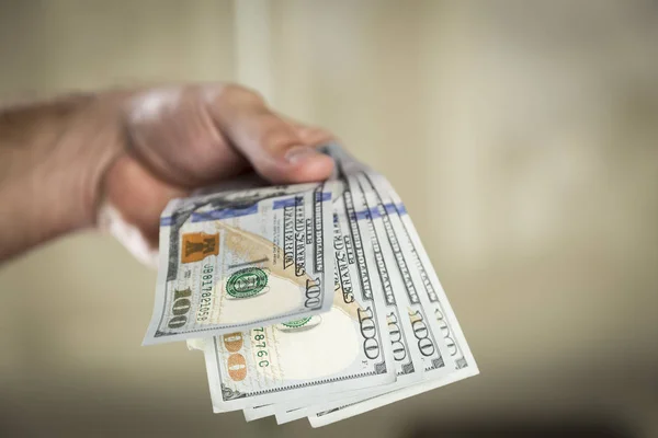 100 dollarbiljetten in iemands hand — Stockfoto