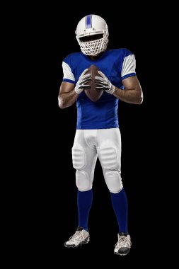 Futbolcu mavi bir üniforma ile