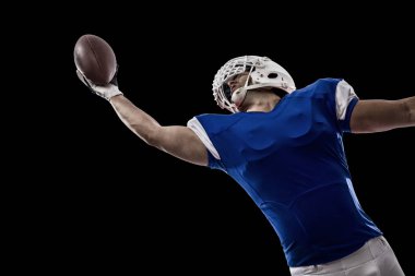 Futbolcu mavi bir üniforma ile