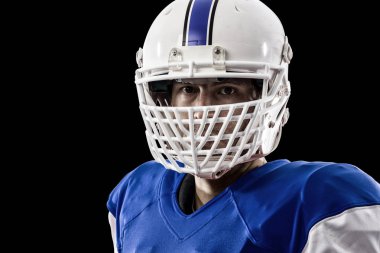 Futbolcu mavi bir üniforma ile