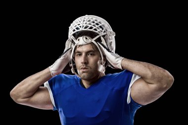 Futbolcu mavi bir üniforma ile