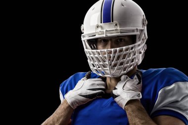 Futbolcu mavi bir üniforma ile