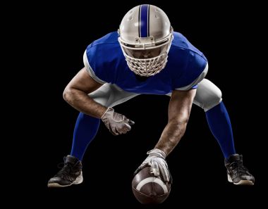 Futbolcu mavi bir üniforma ile