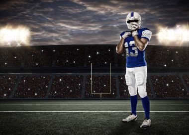 Futbolcu mavi bir üniforma ile