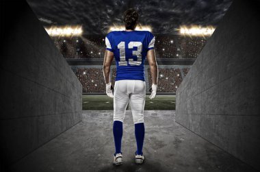 Futbolcu mavi bir üniforma ile