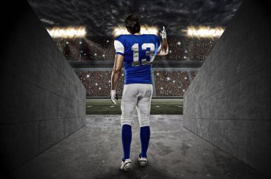 Futbolcu mavi bir üniforma ile