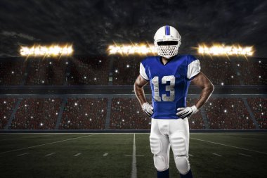 Futbolcu mavi bir üniforma ile